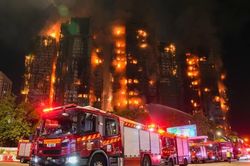 Sau 7 tiếng, vẫn chưa thể dập tắt đám cháy ở Hong Kong