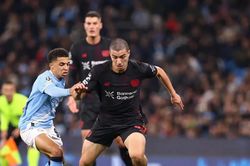 Cúp C1: Sao trẻ Việt kiều kiến tạo giúp đội nhà đánh bại Man City; Barcelona thua đậm
