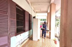 Đảm bảo vệ sinh trường học sau lũ