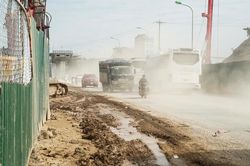 Khốn khổ cảnh mưa lầy lội, nắng bụi mù quanh công trường Vành đai 4 qua Hà Nội
