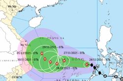 Tin bão mới nhất: Bão số 15 trên Biển Đông, hướng đi liên tục thay đổi, miền Trung chuẩn bị mưa lớn