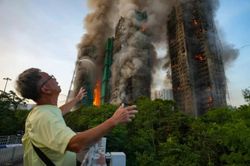Cháy ở Hong Kong: 65 người thiệt mạng, lửa vẫn âm ỉ sau 24 giờ