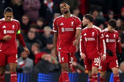 Liverpool đại bại ngay trên sân nhà ở Champions League, nối dài cuộc khủng hoảng