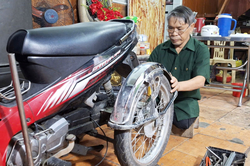 Thương binh làm 'đôi chân mới' cho người khuyết tật