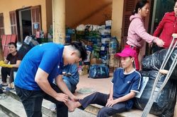 Bác sĩ TPHCM xúc động với thầy giáo vùng lũ