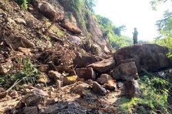 Hơn 10.000m³ đất đá sạt xuống đường, người dân Sơn La gặp khó