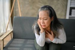 Vì sao nhiều người già mất tiền, mất sức sau khi nghỉ hưu?