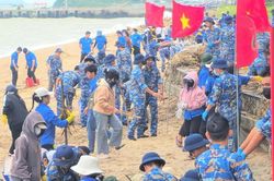 Tuổi trẻ hải quân làm sạch môi trường biển Nha Trang