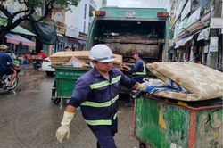 Huy động gần 500 công nhân tập trung thu gom hàng chục nghìn tấn rác sau trận lũ lịch sử