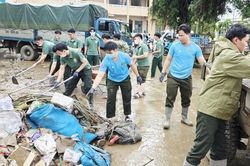 Sinh viên Trường ĐH An ninh nhân dân hỗ trợ nhân dân Đắk Lắk khắc phục hậu quả bão lũ
