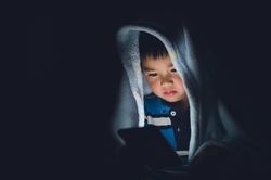 Người lớn cần làm gì để bảo vệ trẻ em trên không gian mạng?