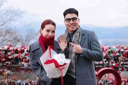 Tiền vệ Đức Huy quỳ gối cầu hôn nữ MC VTV giữa khung cảnh lãng mạn ở Hàn Quốc