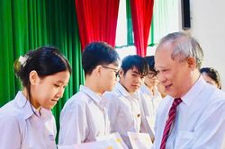 Trao học bổng cho 491 học sinh, sinh viên vượt khó