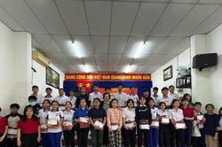 Những món quà tình nghĩa được gửi tới bà con phường Tây Nha Trang và thầy trò trường THPT Hà Huy Tập