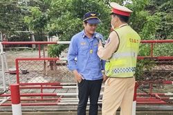 CSGT Đà Nẵng tăng cường tuyên truyền Luật Đường sắt, ngăn ngừa hành vi ném đất, đá lên tàu