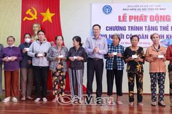 Hơn 3.900 thẻ BHYT được trao tặng người dân khó khăn