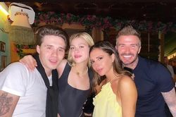 Mẹ của Victoria Beckham 'cầu xin' Brooklyn trở về