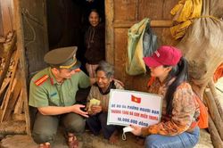 Tuổi trẻ Công an thành phố Đà Nẵng và mạnh thường quân hỗ trợ 400 triệu đồng cho người dân vùng sạt lở Phước Thành