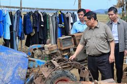 Thủ tướng thăm, động viên người dân vùng lũ Đắk Lắk