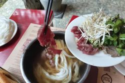 Hơi ấm phở bát đá