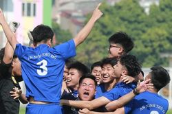Thầy trò trường Marie Curie LB ăn mừng cảm xúc khi lần đầu vào top 32