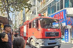 Lính cứu hỏa kéo vòi dài 250 mét dập tắt đám cháy trong ngõ sâu