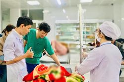 Quảng Ngãi: Xe công nông lao xuống dốc, 13 học sinh bị thương
