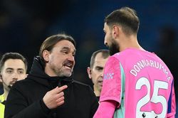 Thủ môn Man City bị tố 'giả vờ chấn thương', trọng tài biết cũng bất lực