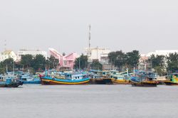Bão số 15 di chuyển chậm, cách bờ biển tỉnh Gia Lai-Đắk Lắk khoảng 320km