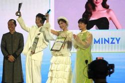 Hòa Minzy giành cú đúp giải thưởng tại Vietnam iContent Awards