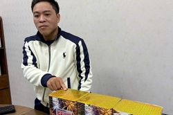 Tạm giữ đối tượng tàng trữ trái phép pháo nổ