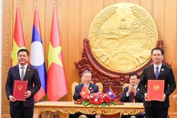 Chùm ảnh: Tổng Bí thư Tô Lâm và Tổng Bí thư, Chủ tịch nước Lào chứng kiến lễ trao các văn kiện hợp tác