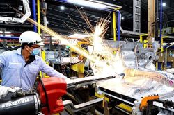 PMI tháng 11/2025 đạt 53,8 điểm, ngành sản xuất Việt Nam tăng trưởng vững vàng bất chấp bão lũ