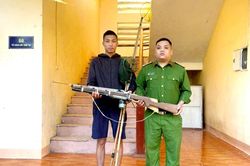 Công an xã Khả Cửu vận động người dân tự nguyện giao nộp vũ khí, vật liệu nổ, công cụ hỗ trợ