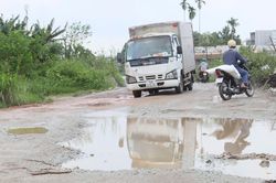 Ổ voi, ổ gà chi chít trên tuyến đường làm gần 1 thập kỷ chưa xong ở Quảng Ngãi