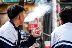 Thuốc lá điện tử - 'bóng ma nicotine' đe dọa thế hệ trẻ và yêu cầu cấp bách siết chặt hành lang pháp lý