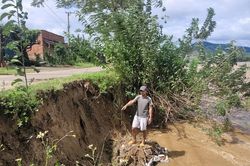 Quảng Ngãi: Sông Đăk Snghé bị sạt lở nghiêm trọng, uy hiếp hàng trăm nhà dân
