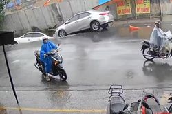 Clip: Khoảnh khắc camera nhà dân ghi cảnh hố tử thần nuốt 2 ô tô ở Đà Nẵng