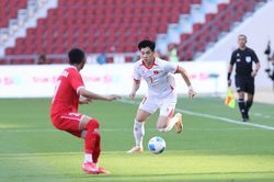 Cận cảnh trọng tài 'bẻ còi', U22 Việt Nam ghi bàn gây tranh cãi