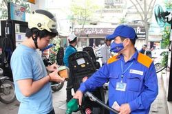 Giá xăng tăng mạnh, giá dầu giảm