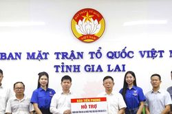 Báo Tiền Phong trao quà, san sẻ mất mát với người dân Gia Lai
