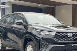 Toyota Innova Cross ra mắt bản 'giá rẻ' 730 triệu đồng, cạnh tranh VinFast Limo Green