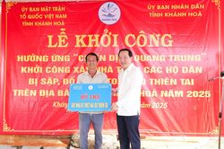 Phó Bí thư Thường trực Tỉnh ủy Hồ Xuân Trường dự lễ khởi công xây dựng nhà hỗ trợ người dân tại phường Đô Vinh