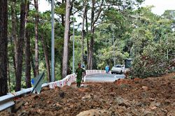 Đèo Prenn sạt lở, các phương tiện tạm ngưng lưu thông
