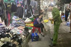 'Giặc lửa' rình rập chợ dân sinh, Cảnh sát phòng cháy vào cuộc từng sạp hàng