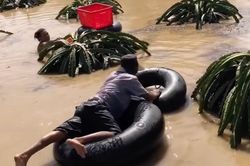 Khoảnh khắc người dân Lâm Đồng ôm ruột xe cứu thanh long chìm trong biển nước