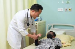 Cha mẹ bỏ qua các dấu hiệu cảnh báo, bé 14 tuổi bị đột quỵ não giữa lớp học