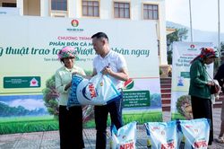 Phân bón Cà Mau: Cùng nhau san sẻ với đồng bào chịu thiệt hại bởi bão lũ