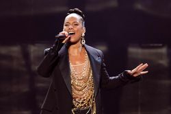 Alicia Keys trình diễn hai bản hit tại lễ trao giải VinFuture 2025