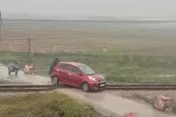 Hy hữu: &Ocirc; t&ocirc; mắc kẹt tr&ecirc;n đường ray, l&aacute;i t&agrave;u kịp thời dừng tr&aacute;nh tai nạn